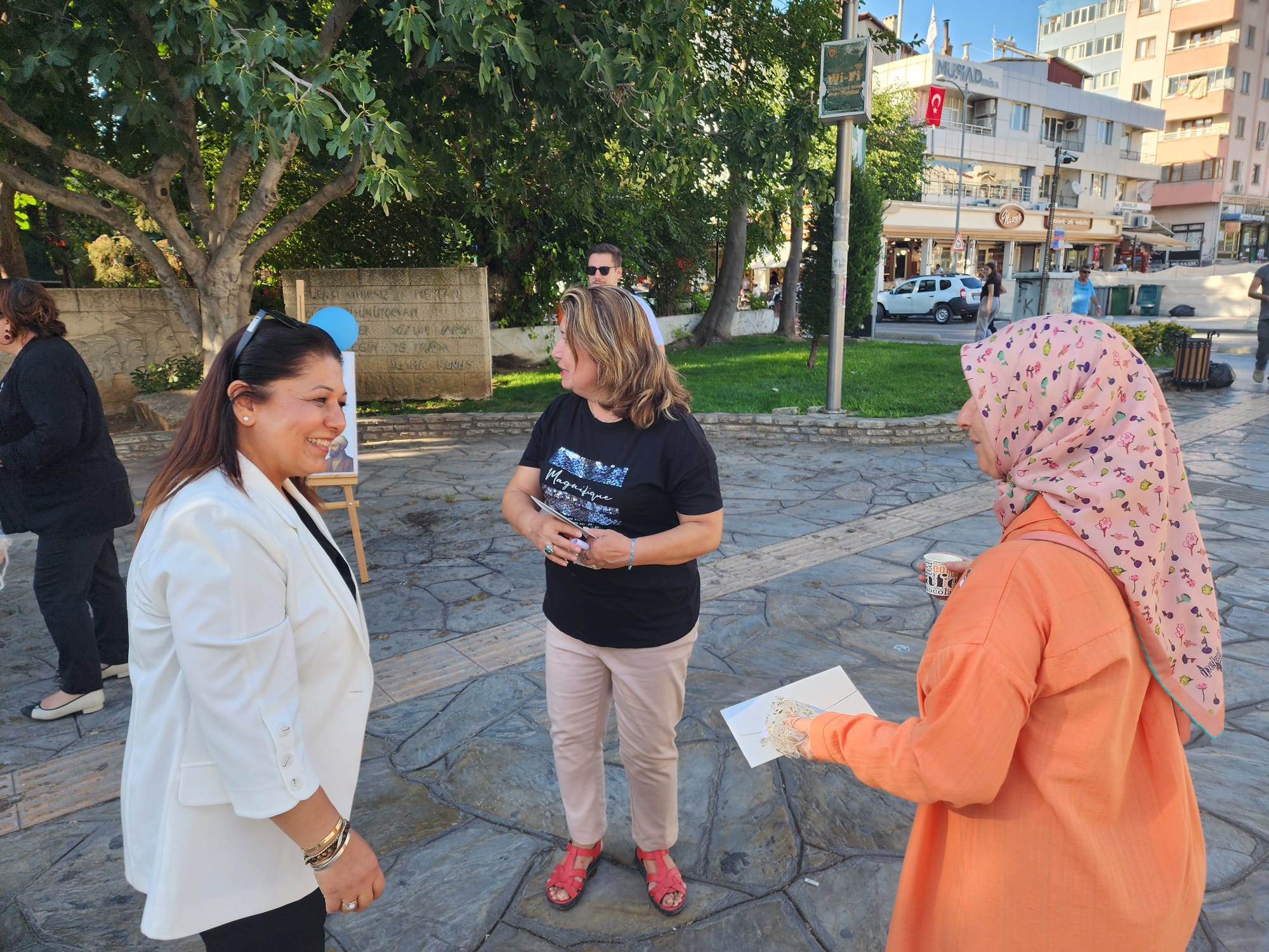 AK Parti Muğla Kadın Kollarından Vatandaşlara Limonata ve Lavanta