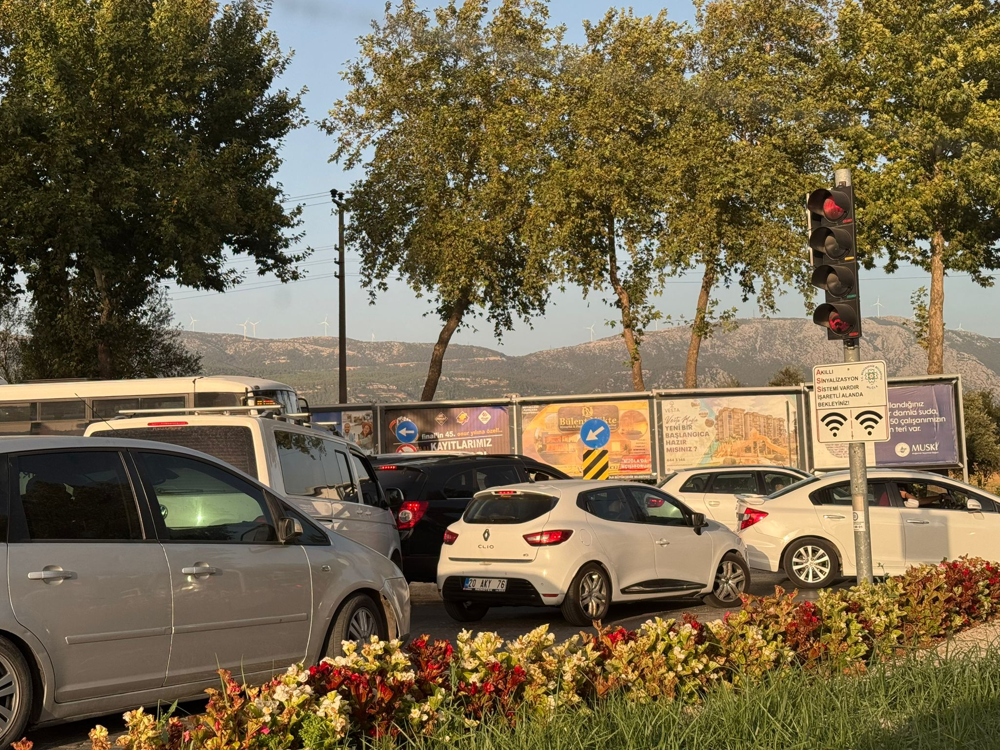 Menteşe’de Trafik Kilitlendi: Kilometrelerce Kuyruk