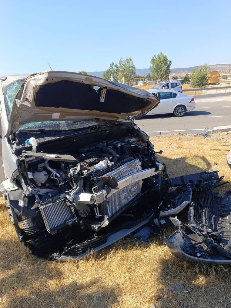 Otomobil ile Hafif Ticari Araç Birbirine Girdi: 1 Ölü 4 Yaralı