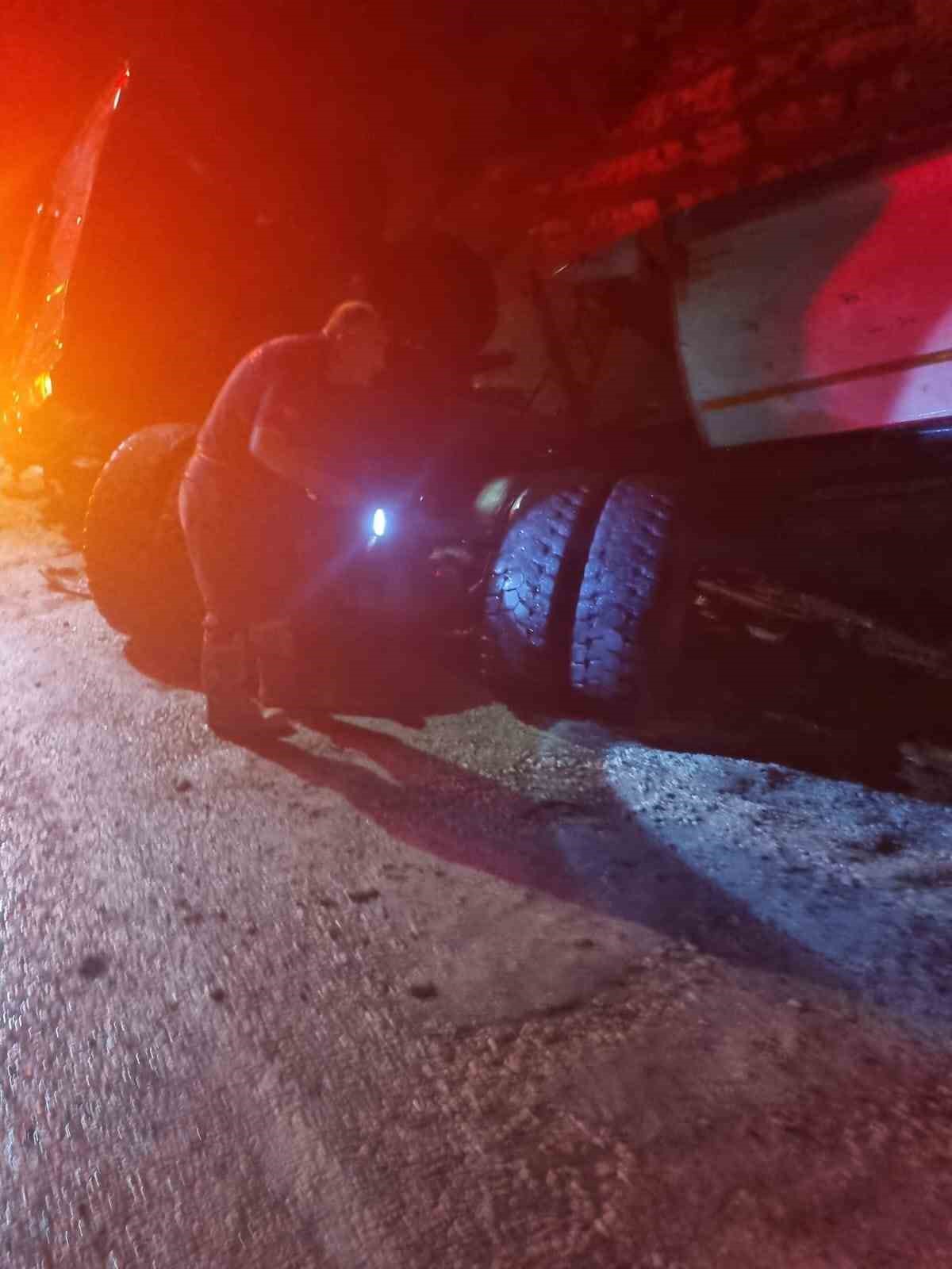 Kamyon Şarampole Devrildi, Sürücünün Eşi Hayatını Kaybetti