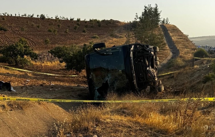 Yolcu Otobüsü Devrildi: 43 Yolcudan 27’si Yaralandı