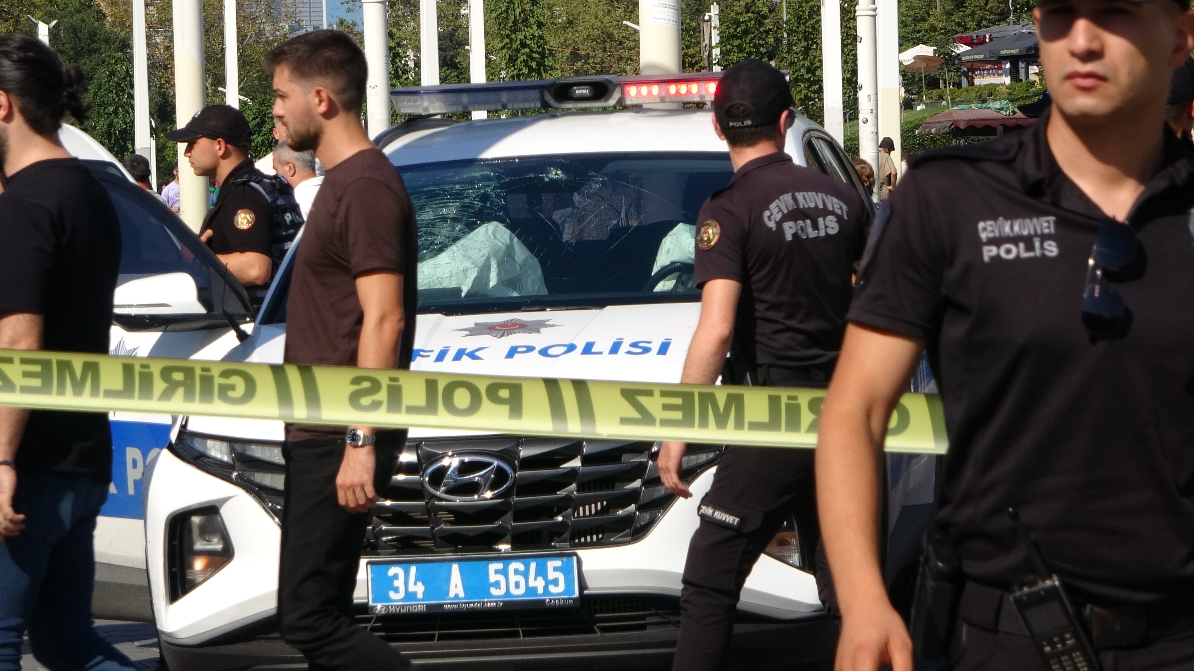 Polis Aracı Kaza Yaptı