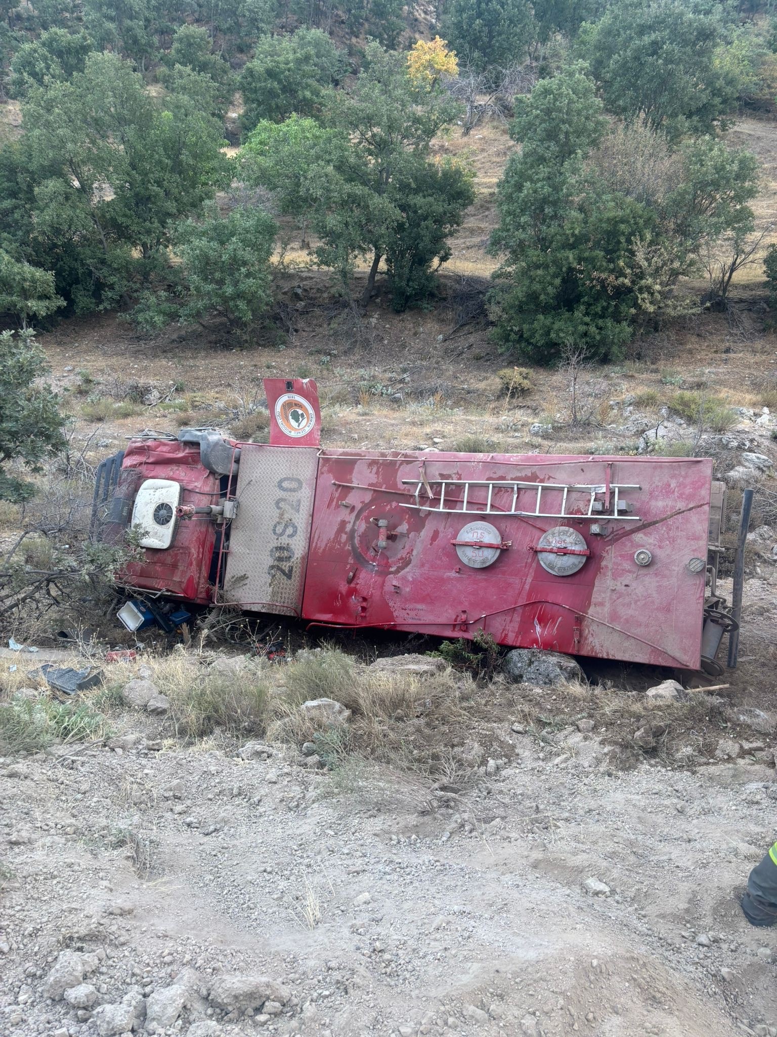 Orman Yangını Görevinden Dönen Arazöz Şarampole Yuvarlandı