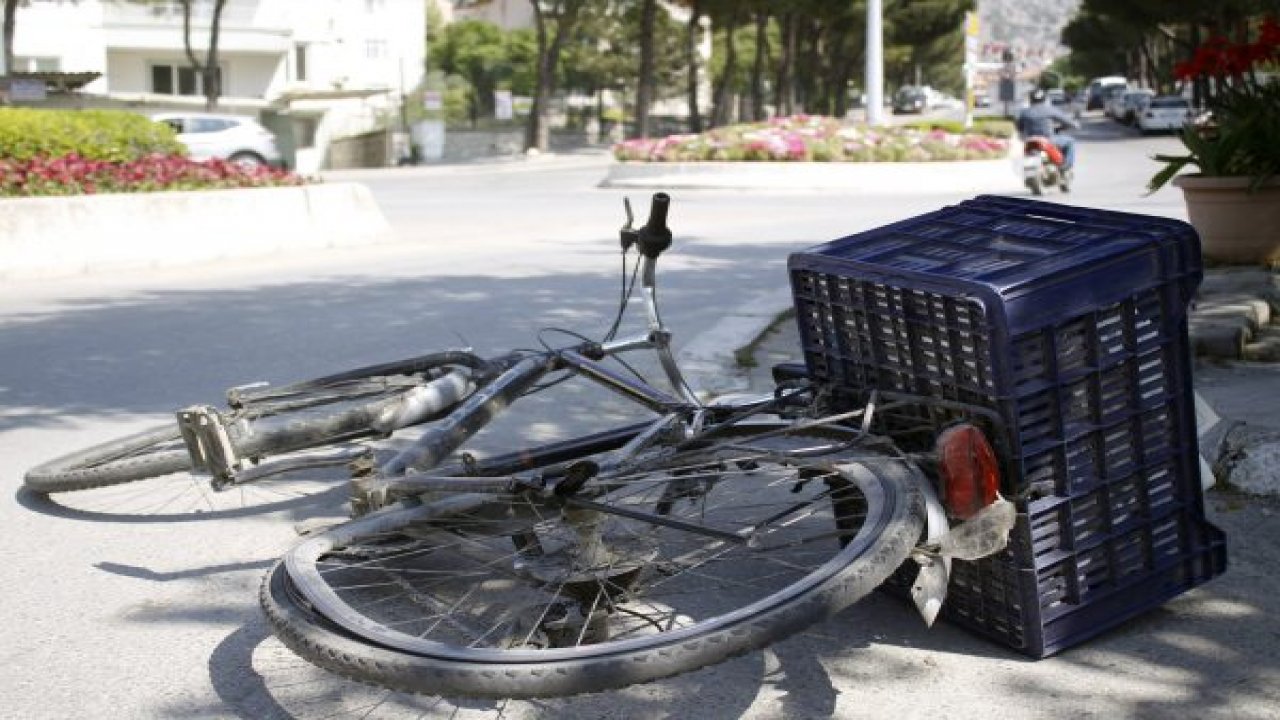 Gazete dağıtıcısına araç çarptı