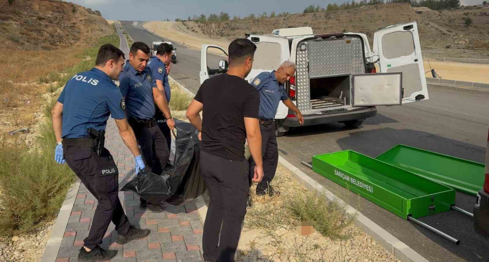 Yol Kenarında Erkek Cesedi Bulundu