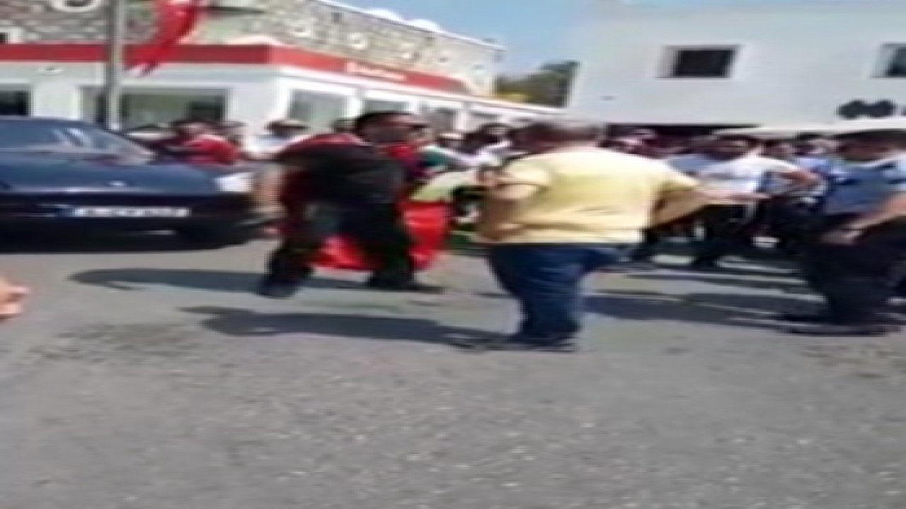 Yolun ortasında kendini yakmaya kalkıştı