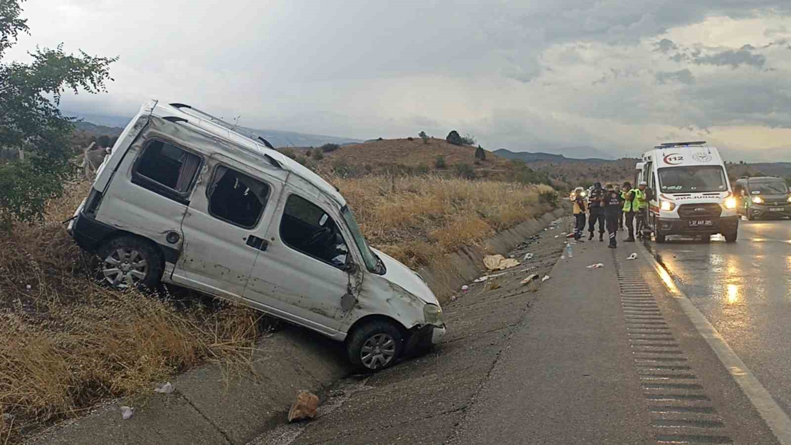 Hafif Ticari Araç Refüje Çarptı: 1 Ölü, Çok Sayıda Yaralı