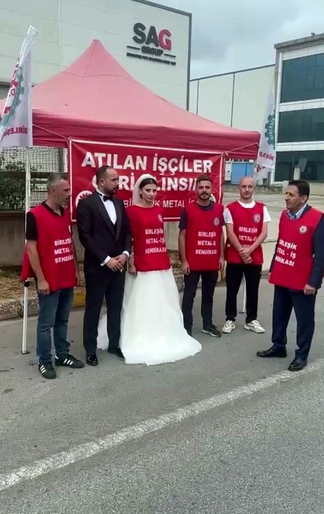 Gelinliğiyle Fabrika Önünde İşten Çıkarılmasını Protesto Etti