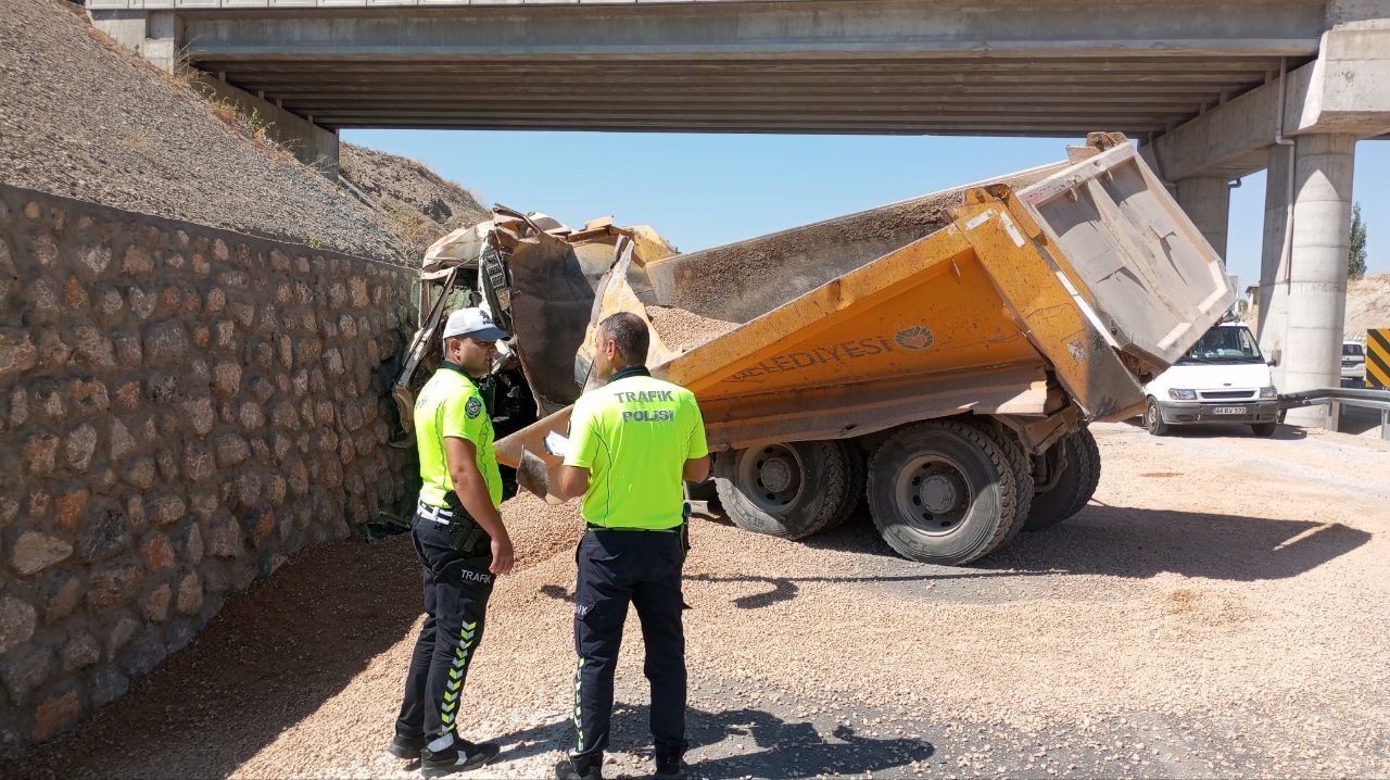 Kontrolden Çıkan Hafriyat Kamyonu Kazaya Yol Açtı: 1 Ölü