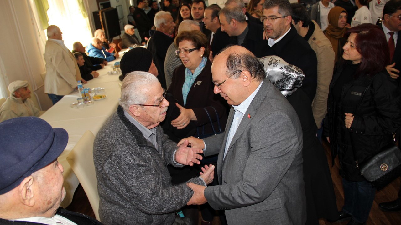 Vali Çiçek yaşlı ve rehabilitasyon merkezi sakinlerini unutmadı