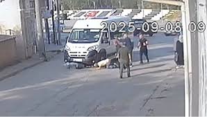 Anne ve Oğlu İşçi Servis Aracının Altında Kaldı: O Anlar Kamerada