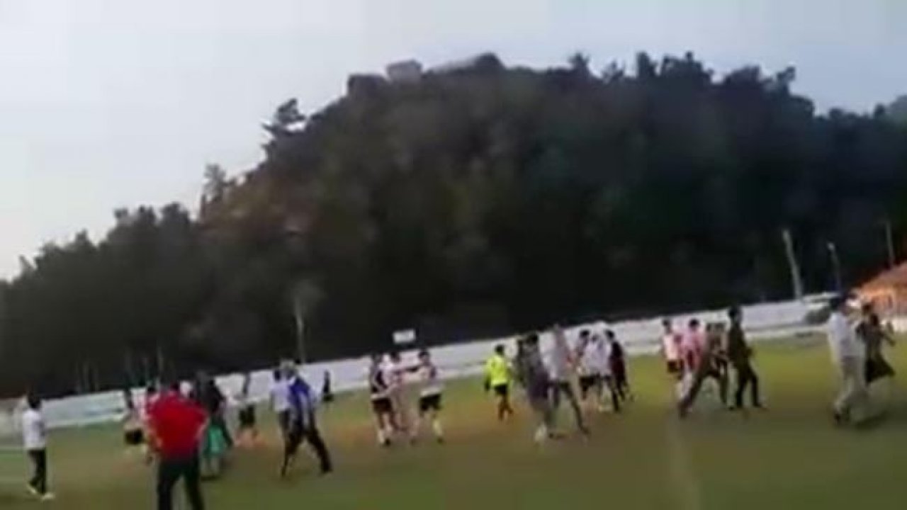 Taraftarlar bıçak sopalarla futbolculara saldırdı