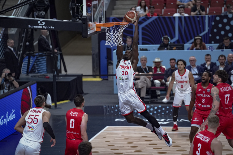 12 Dev Adam’dan Tarihi Zafer: Polonya’yı 91-77 Yenerek Yarı Finale Yükseldi