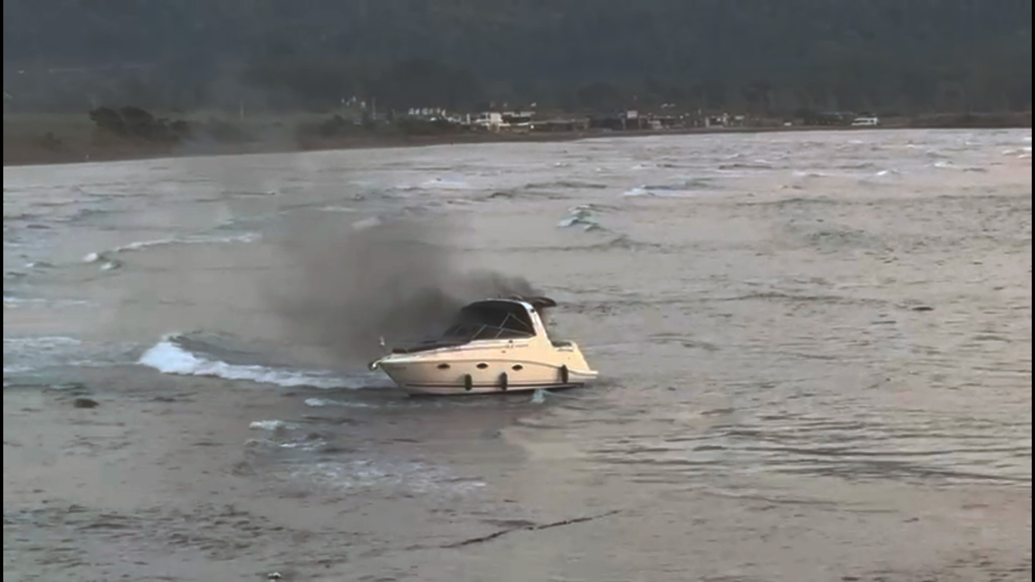 Akyaka’da Denizde Tekne Yangını Korkuttu