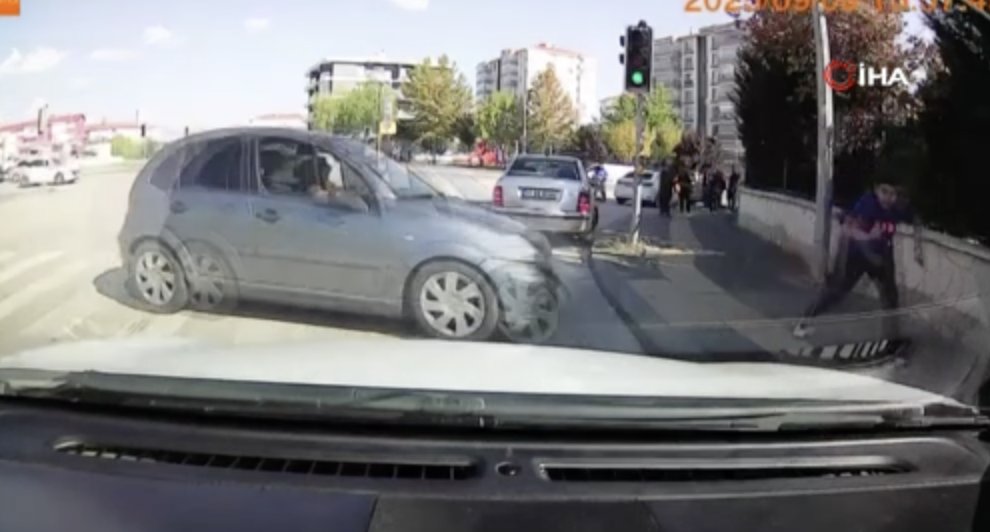 Yaya Geçidinde Bekleyen Öğrenci Ölümle Burun Buruna Geldi