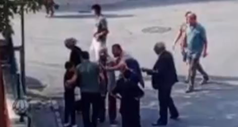 Sokak Köpeği Çocuğu Isırdı, Aile ile Köpeği Besleyen Adam Arasında Kavga Çıktı