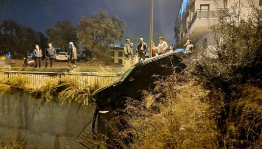 Muğla'da kontrolden çıkan otomobil, korkuluklara çarparak durdu