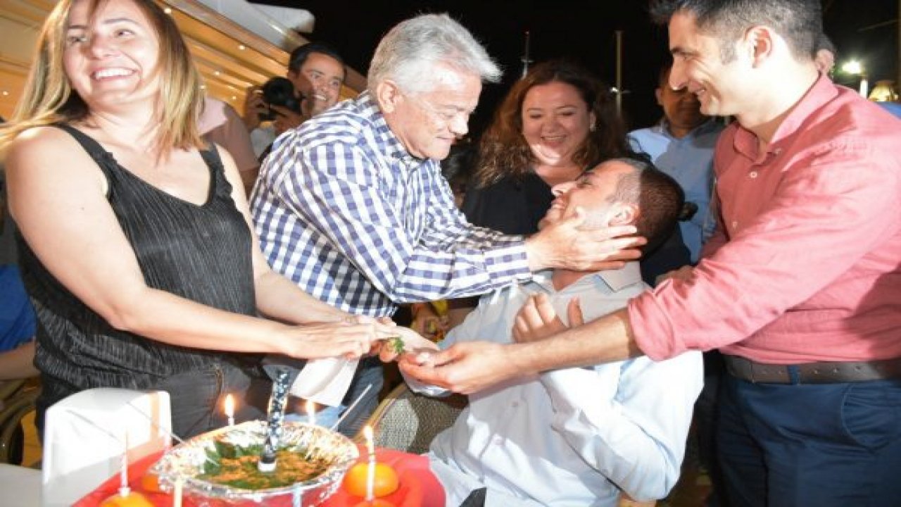 Gazeteciye eli kınalı uğurlama