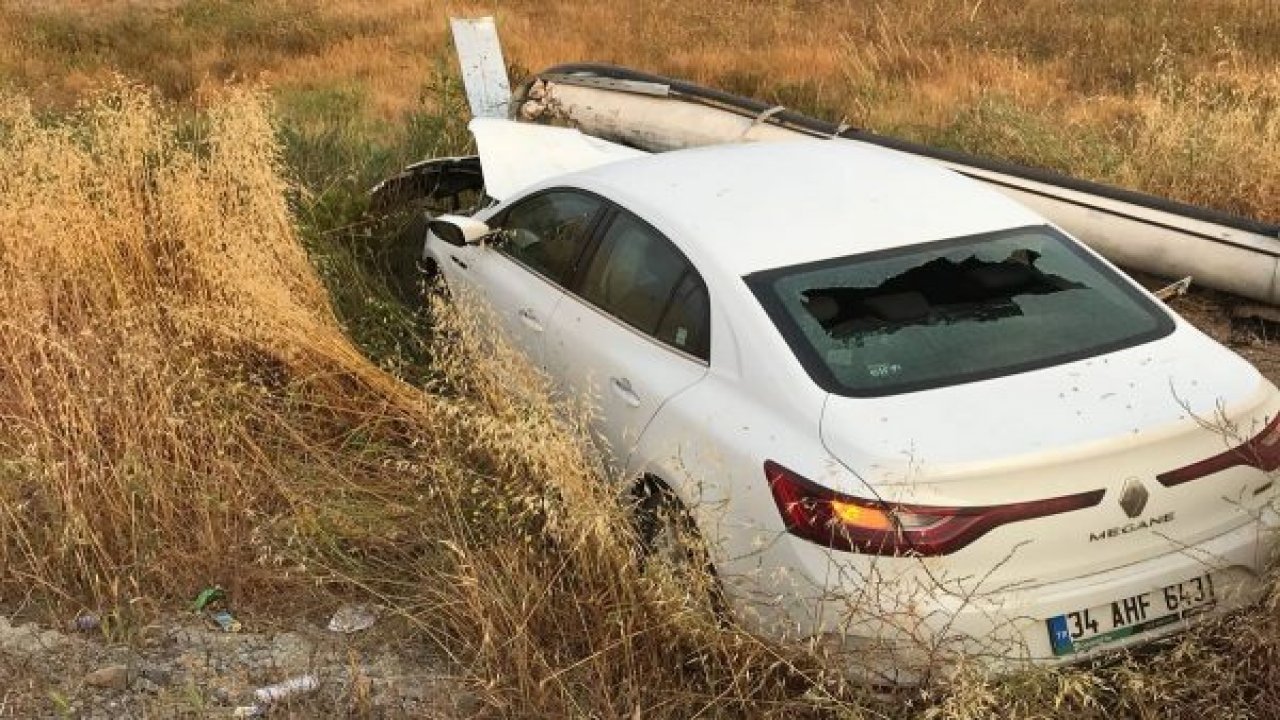 Otomobil elektrik direğine çarptı