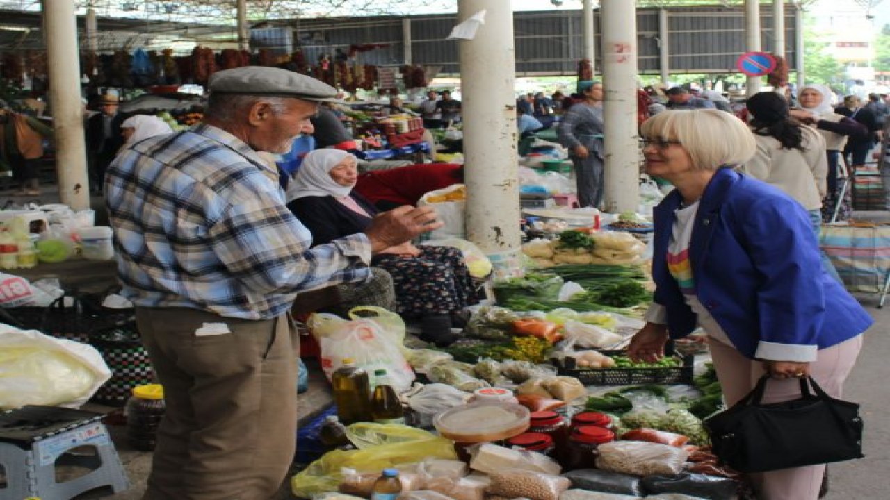 Esnafı ziyaret etti