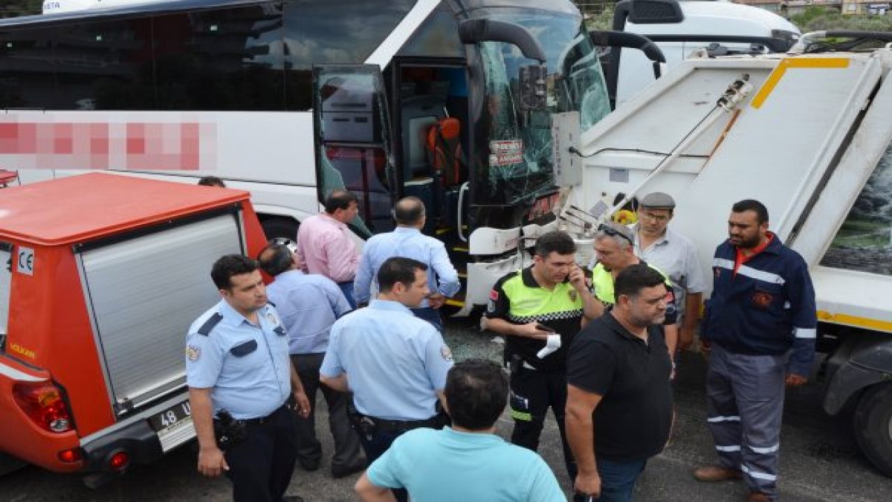 Yolcu otobüsü çöp kamyonuna çarptı: 9 yaralı