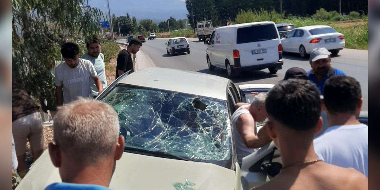 Muğla'da Otomobil Ağaca Çarptı, Yaralılar Var