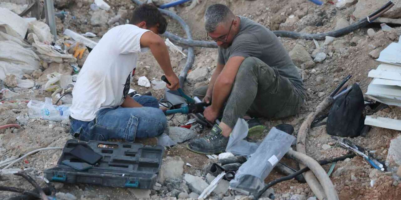 Şantiyede İş Makinesi Yer Altı Kablolarını Bomba Gibi Patlattı