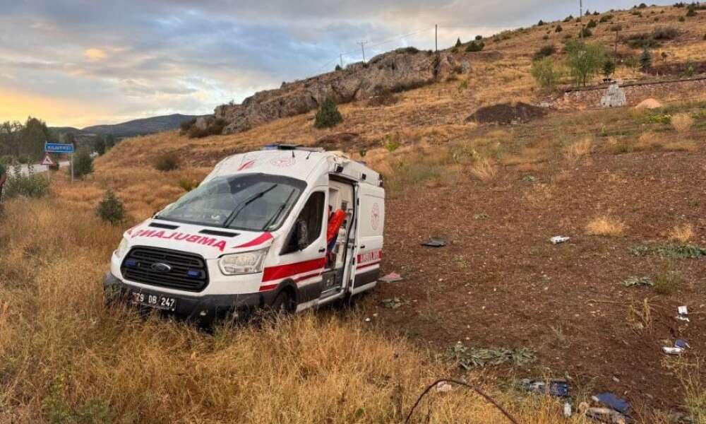 Ambulans Takla Attı: Sağlık Çalışanları Yaralandı