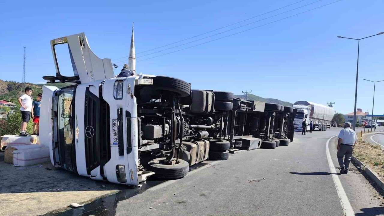 Saman Yüklü Kamyon Devrildi: Yol Trafiğe Kapandı