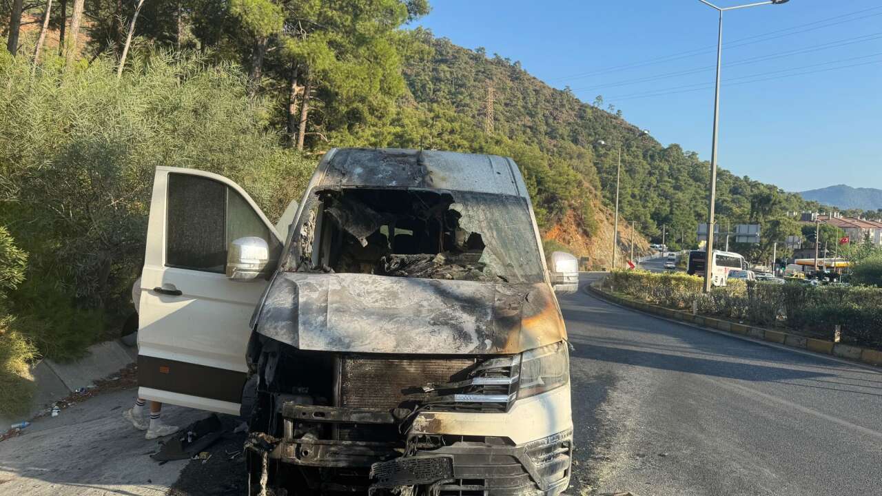 Marmaris’te Turistleri Taşıyan Minibüs Motorundan Alevler Yükseldi