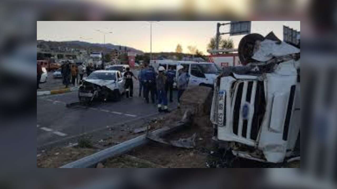 Ortalık Savaş Alanı Gibi! İşçileri Taşıyan Minibüs Devrildi: 15 Yaralı