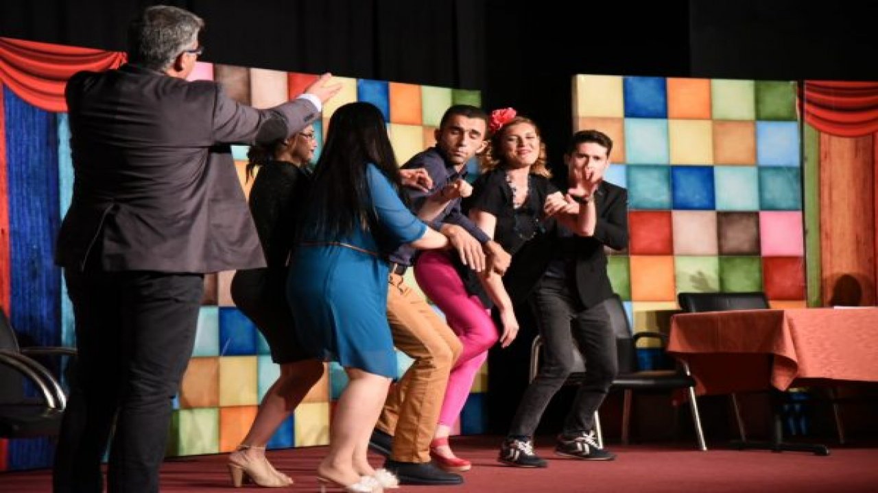 Şenliklerde  Salon Kahkahaya Boğuldu