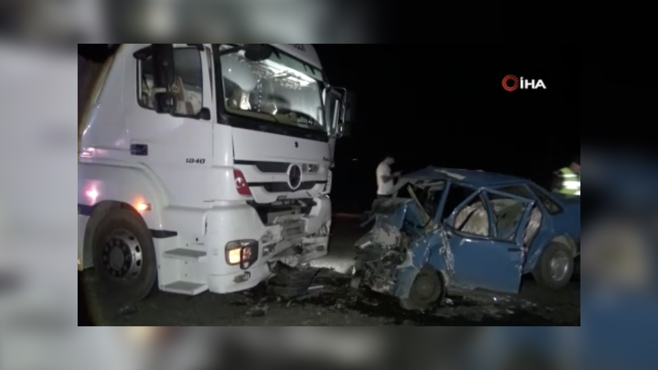 Tır Ve Otomobil Kafa Kafaya Çarpıştı: 3 Ölü