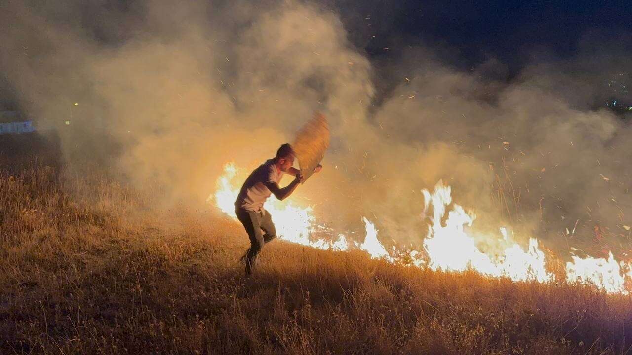 Yerleşim Yeri Yakınında Çıkan Anız Yangını Paniğe Yol Açtı
