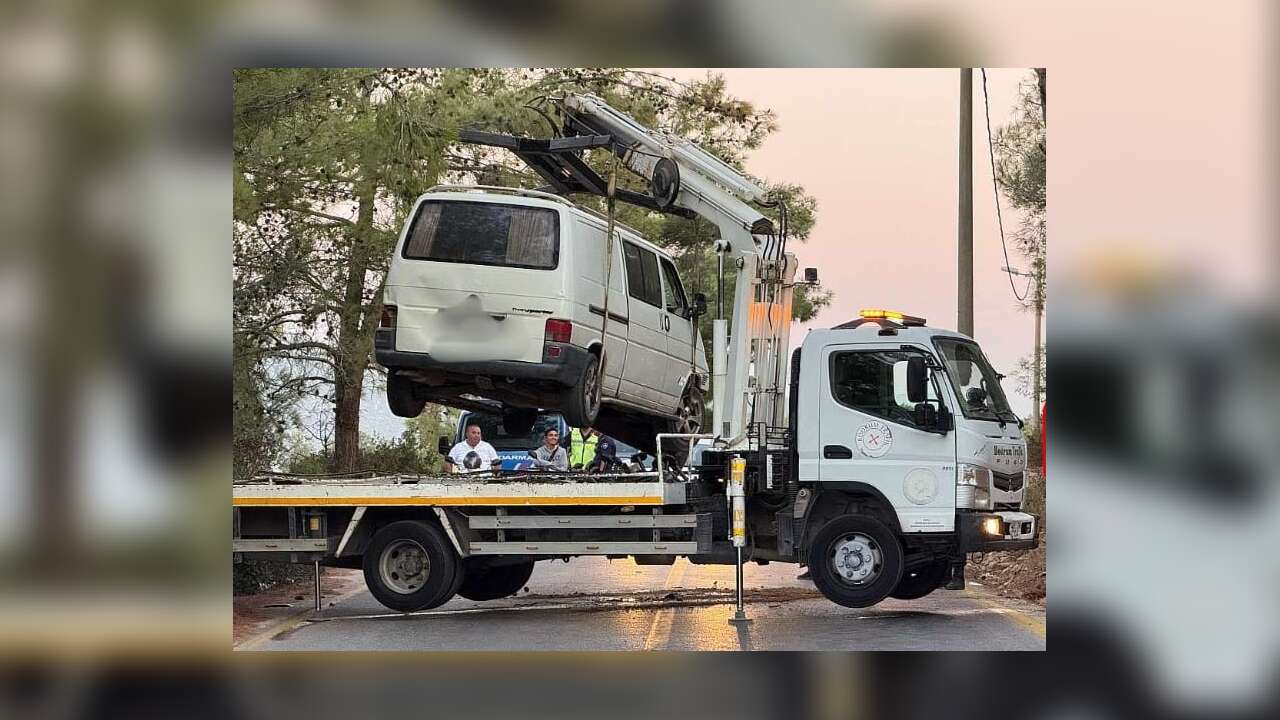 Muğla'da Minibüs Yan Yattı: Sürücü Olay Yerinden Kaçtı!