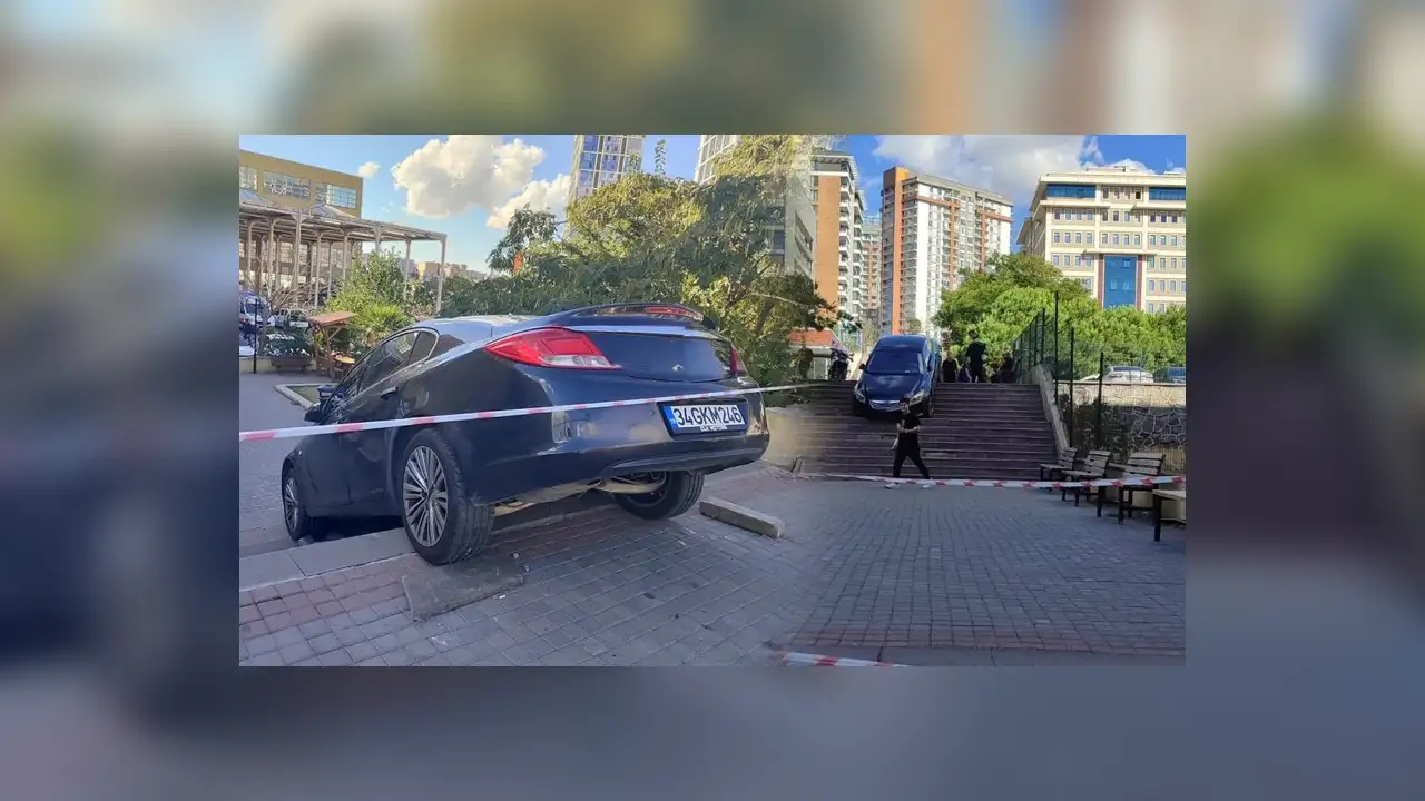 Hastane Önünde Feci Kaza! Sürücü Yol Zannedip Merdivenlere Girdi