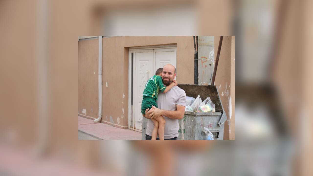 6 Yaşındaki Çocuk Altın Dolusu Kutuyu Sokağa Attı