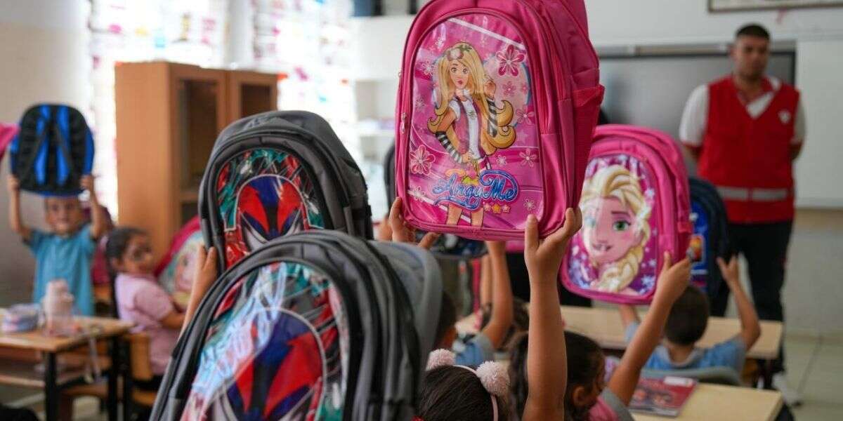 Menteşe Belediyesi’nden Minik Öğrencilere Çanta Desteği