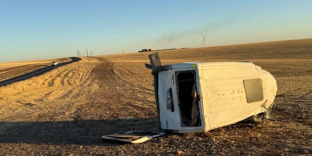 Öğrenci Servisi ile Otomobil Çarpıştı: 8’i Öğrenci 9 Yaralı