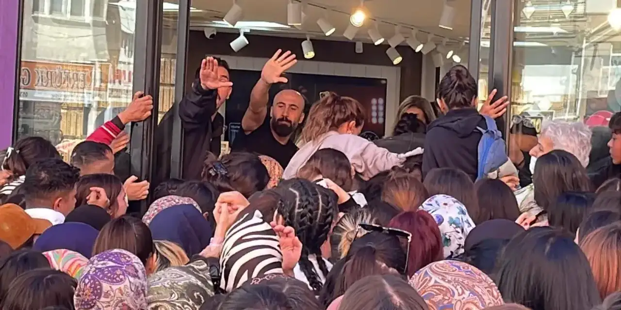 Kozmetik Mağazası Açılışı İzdihama Yol Açtı: Polisler Zor Anlar Yaşadı