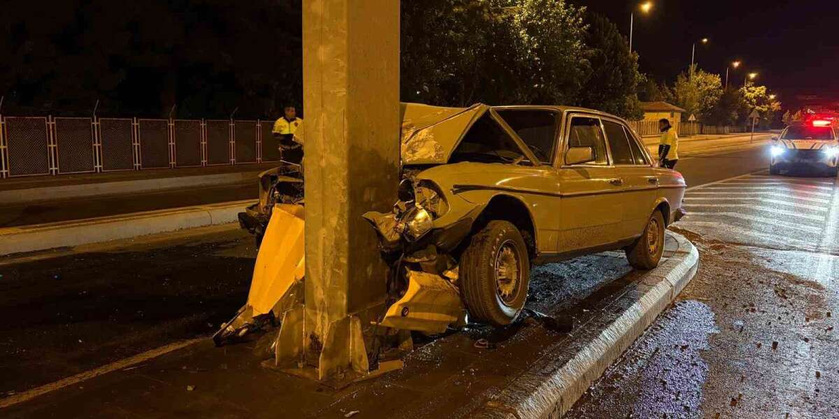 Otomobil Direğe Ok Gibi Saplandı: 1 Ağır Yaralı