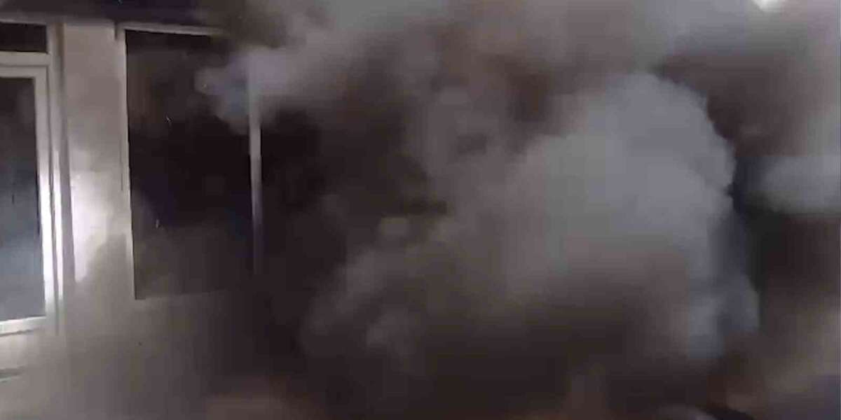 İtfaiye Ekipleri Yangınla Mücadele Ederken Patlama Yaşandı