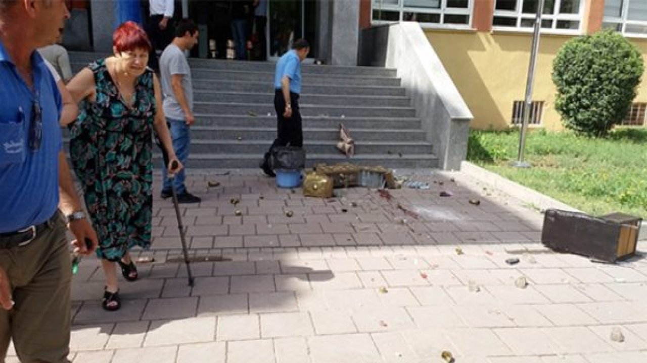 Boya sandığını  paramparça etti