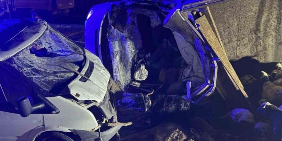 Trafikte Can Pazarı! İki Kamyonet Çarpıştı: 1 Ölü 2 Yaralı