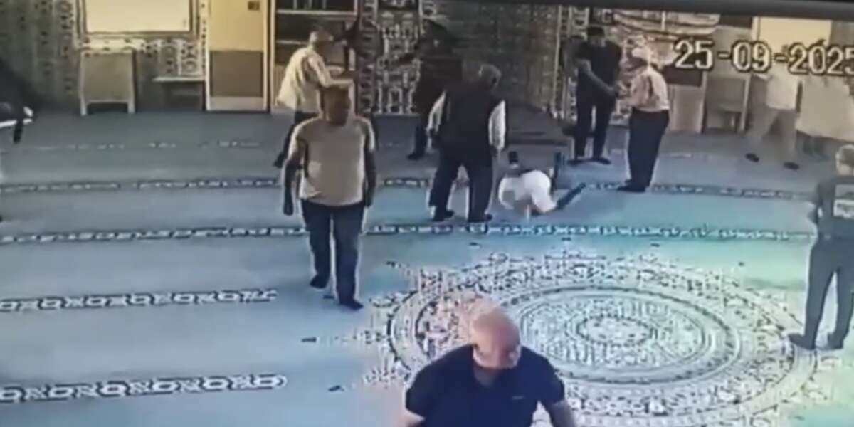 Muğla'da Cami İçinde Fenalaşan Vatandaş Hastaneye Kaldırıldı: O Anlar Kamerada