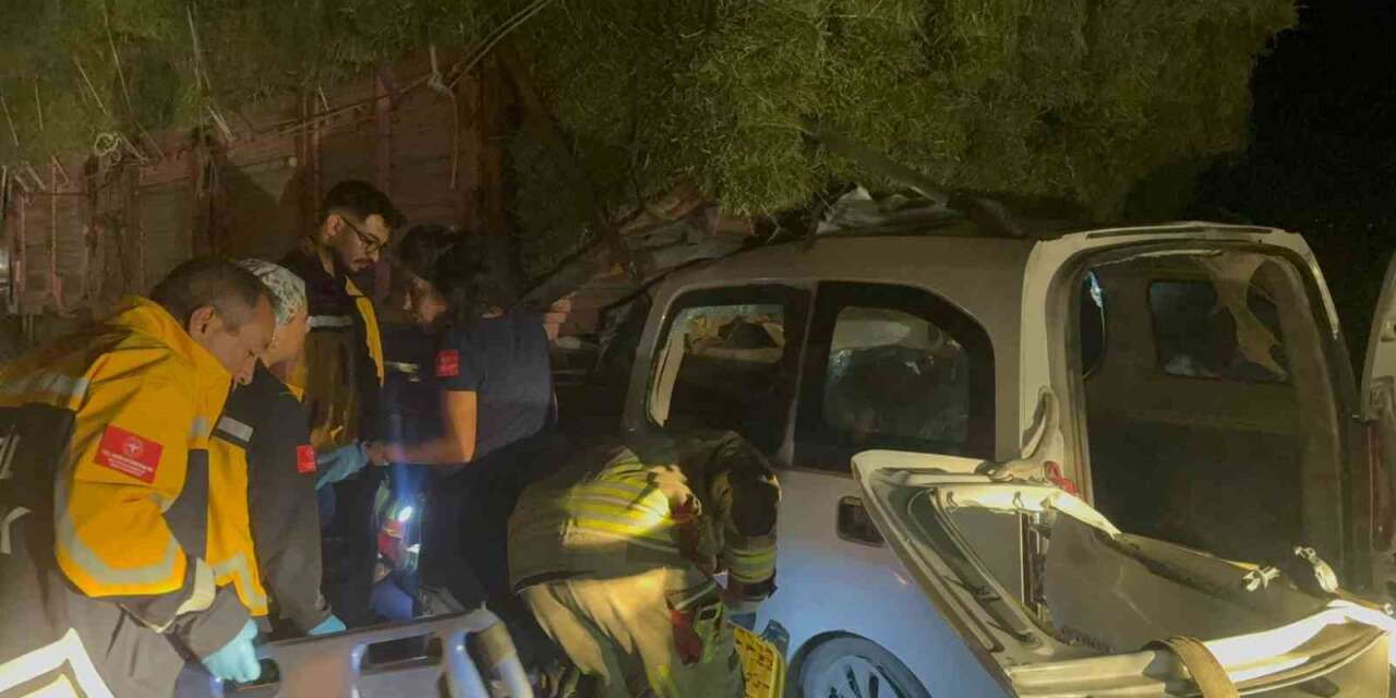 Feci Kaza: Hafif Ticari Araç Kamyonun Altına Girdi, 2 Ölü