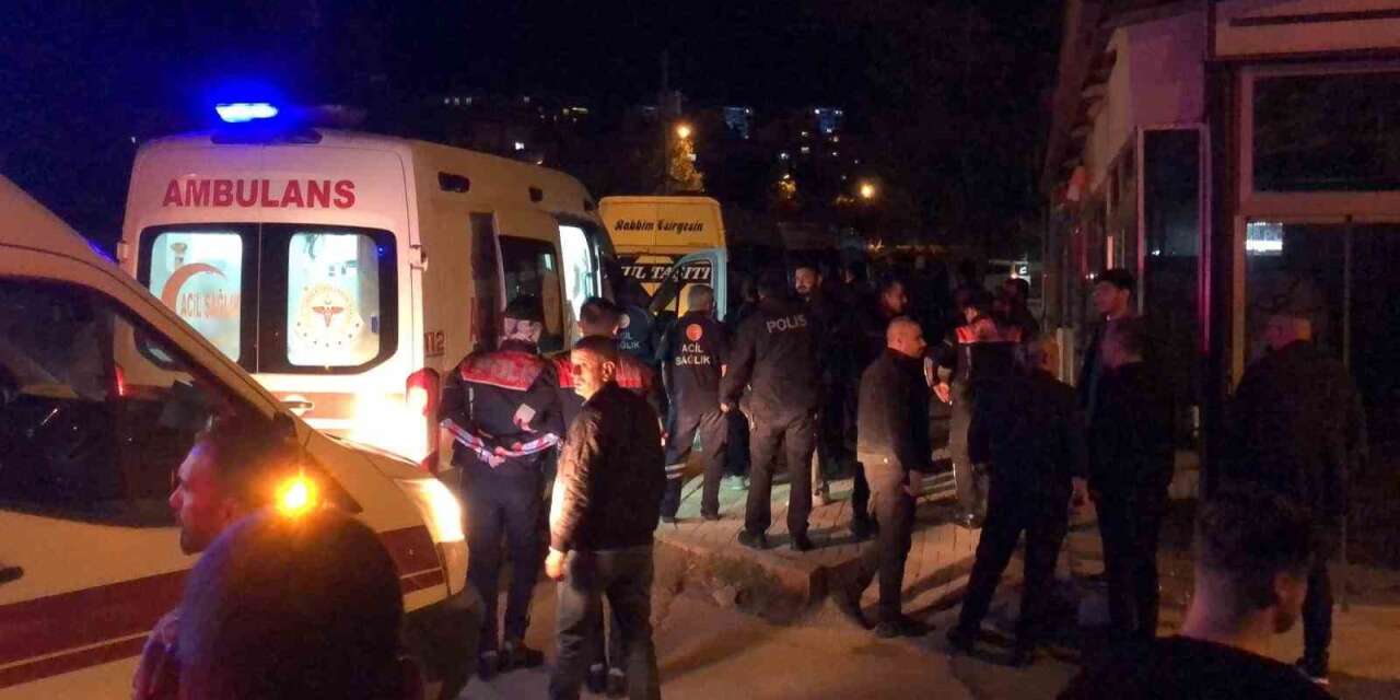 Abdullahpaşa Mahallesi’nde Sopalı Kavga: 3 Kişi Hastaneye Kaldırıldı