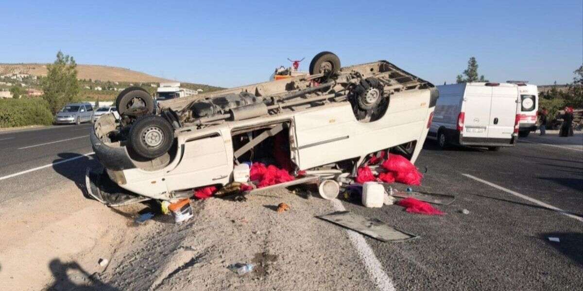Feci Kaza: Tarım İşçilerini Taşıyan Minibüs Devrildi, 19 Yaralı