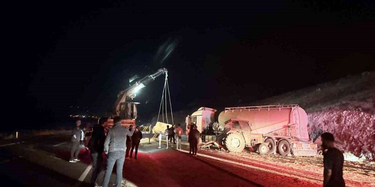 Traktör İle Kamyon Çarpıştı: 3 Yaralı