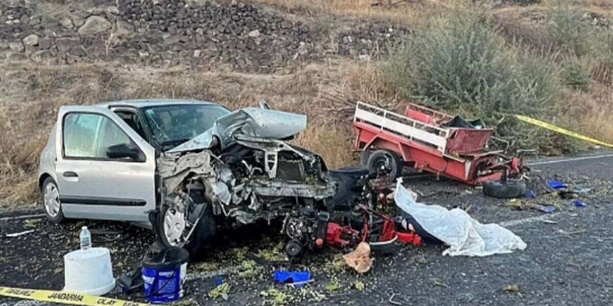 Kaza Değil, Felaket! Tarım Aracıyla Otomobil Çarpıştı: Can Kaybı Var